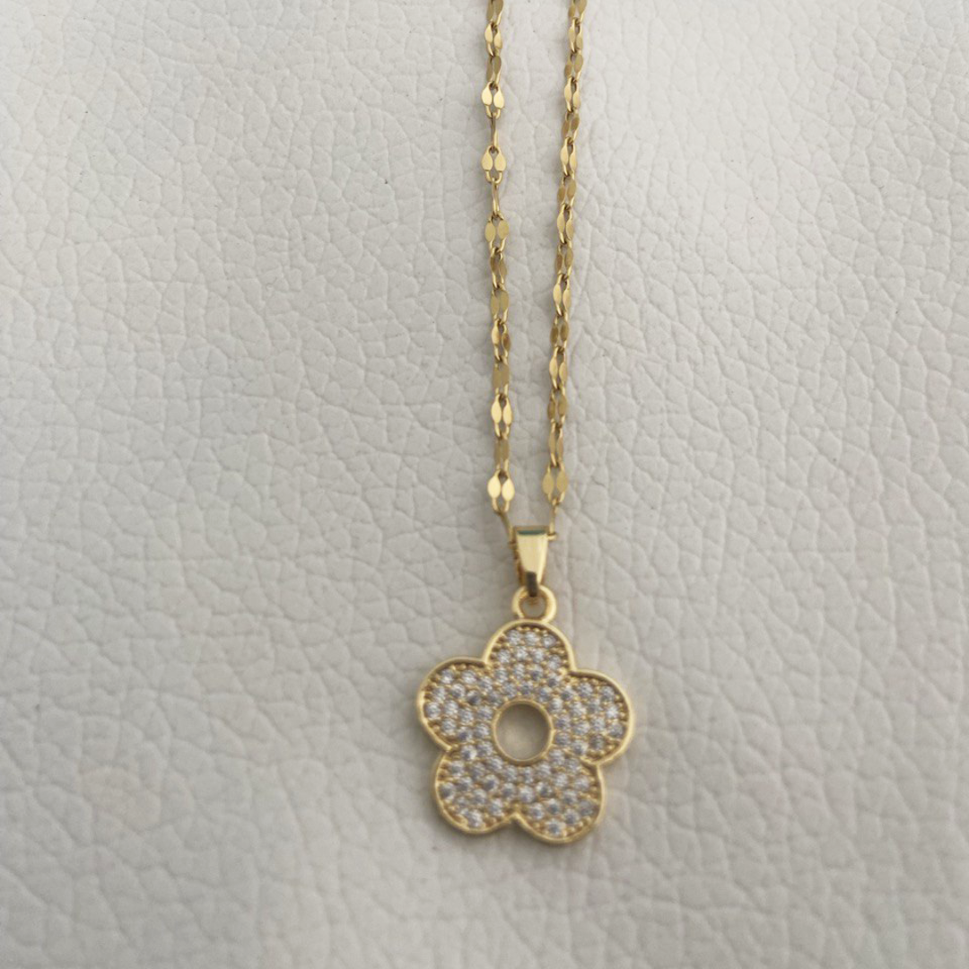 Lustre 5 Leaf Clover Necklace